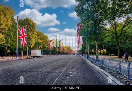 LONDON, ENGLAND - 28. August 2025: Die Mall, die vom Trafalgar Square zum Buckingham Palace in London führt Stockfoto