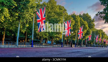 LONDON, ENGLAND - 28. August 2025: Die Mall, die vom Trafalgar Square zum Buckingham Palace in London führt Stockfoto