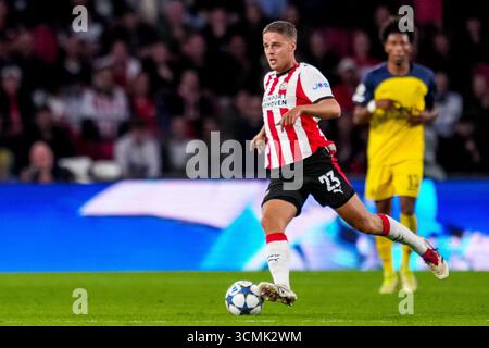 EINDHOVEN, NIEDERLANDE - 16. SEPTEMBER: Joey Veerman von PSV dribbelt mit dem Ball während des UEFA Champions League 2025/26 Phase MD1 Spiels zwischen PSV Eindhoven und R. Union Saint-Gilloise im PSV Stadion am 16. September 2025 in Eindhoven. (Foto: Rene Nijhuis) Credit: René Nijhuis/Alamy Live News Stockfoto