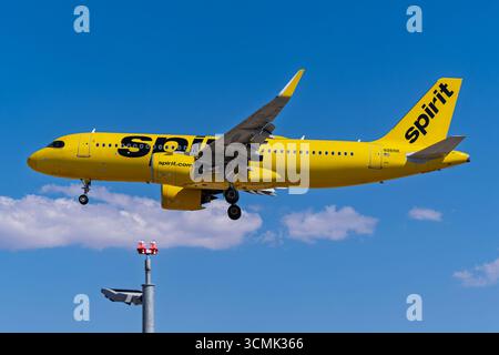 Harry Reid Flughafen 8-31-2025 Las Vegas NV USA Spirit Airlines Airbus A320neo N981NK Ankunft auf der Landebahn 1L am Harry Reid International Airport Stockfoto
