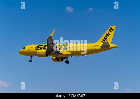 Harry Reid Flughafen 8-31-2025 Las Vegas NV USA Spirit Airlines Airbus A320neo N981NK Ankunft auf der Landebahn 1L am Harry Reid International Airport Stockfoto