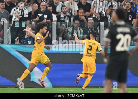 Turin, Italien. September 2025. Karim Adeyemi von Borussia Dortmund feiert am 16. September 2025 im Juventus-Stadion in Turin, Italien, das Tor mit seinem Teamkollegen Yan Couto von Borussia Dortmund während des Spiels der UEFA Champions League 2025/26 League. (Foto: Chris Ricco) Credit: Chris Ricco/Alamy Live News Stockfoto