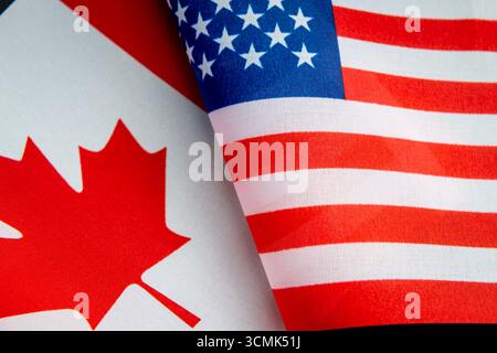 Eine Nahaufnahme der Nationalflagge Kanadas und der US-Flagge. Ein Konzept der Beziehungen zwischen Kanada und den USA. Stockfoto