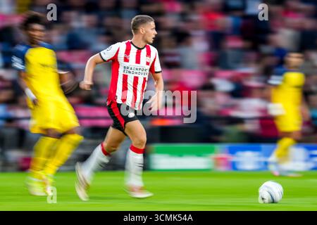 EINDHOVEN, NIEDERLANDE - 16. SEPTEMBER: Joey Veerman von PSV dribbelt mit dem Ball während des UEFA Champions League 2025/26 Phase MD1 Spiels zwischen PSV Eindhoven und R. Union Saint-Gilloise im PSV Stadion am 16. September 2025 in Eindhoven. (Foto: Rene Nijhuis) Credit: René Nijhuis/Alamy Live News Stockfoto