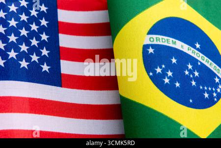 Nahaufnahme der US-Nationalflagge mit der brasilianischen Nationalflagge. Ein Konzept der Beziehungen zwischen den USA und Brasilien. Stockfoto