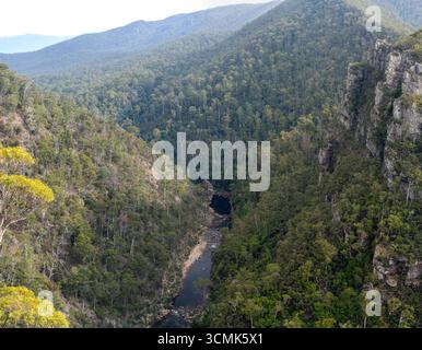 Panoramaaufnahme der Alum Cliffs, einem staatlichen Reservat in der Nähe von Chudleigh, Tasmanien, Australien. Stockfoto