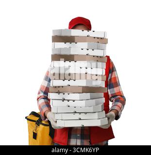 Der Lieferer hält viele Pizzakästen vor weißem Hintergrund Stockfoto