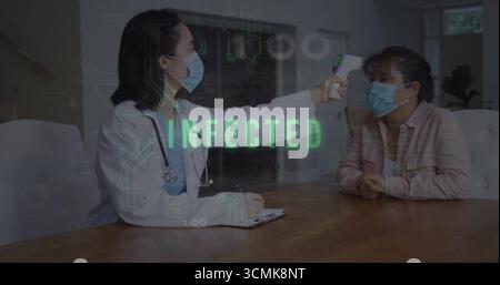 Ausziehender maskentragender Arzt mit Stethoskop zur Messung der Patiententemperatur in der Klinik mit Thermometer Stockfoto