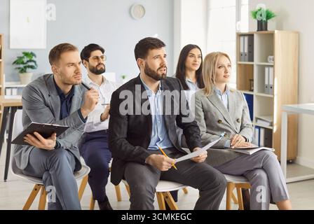 Aufmerksames Business Team In Office Meeting Oder Präsentation Stockfoto