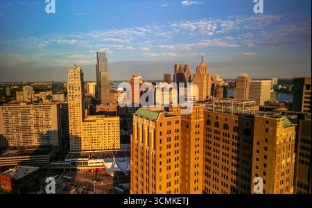 Detroit, MI USA - 10. SEPTEMBER 2025 : aus der Vogelperspektive der Innenstadt von Detroit viele Wolkenkratzer unter der Abendsonne. Detroit ist auch als Motor City Be bekannt Stockfoto