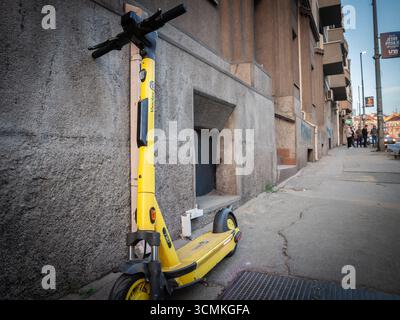 BELGRAD, SERBIEN - 1. OKTOBER 2023: Gelber Yandex GO Elektroroller in belgrad, Yandex GO ist eine russische gemeinsame Mikromobilitätsanwendung spezialisiert Stockfoto