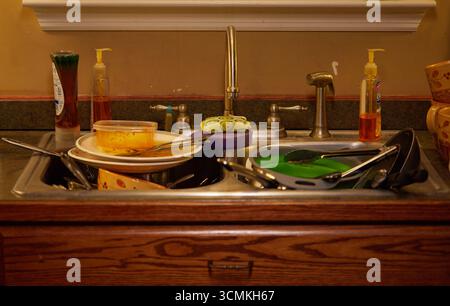Das Aufschieben führt zu einem Haufen schmutziger Töpfe, Pfannen und Geschirr! Stockfoto