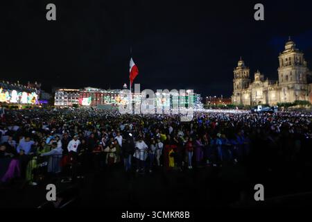 Nicht exklusiv: Die Besucher besuchen den Grito de Dolores (Ruf der Dolores) unter dem Vorsitz der mexikanischen Präsidentin Claudia Sheinbaum während des 215. Jahrestages Stockfoto