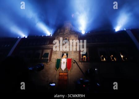 Nicht exklusiv: Die mexikanische Präsidentin Claudia Sheinbaum Pardo überreicht den Grito de Dolores anlässlich des 215. Jahrestages der mexikanischen Indepe-Erklärung Stockfoto