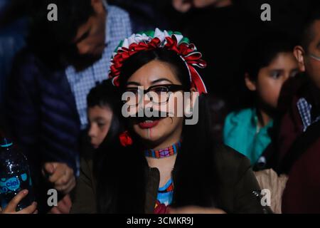 Nicht exklusiv: Eine Frau nimmt am Grito de Dolores (Ruf der Dolores) Teil, dem die mexikanische Präsidentin Claudia Sheinbaum während des 215. Jahrestages vorsteht Stockfoto