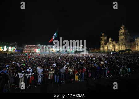 Nicht exklusiv: Die Menschen nehmen am Grito de Independencia zum 215. Jahrestag des Beginns des Kampfes für die Unabhängigkeitserklärung bei Teil Stockfoto
