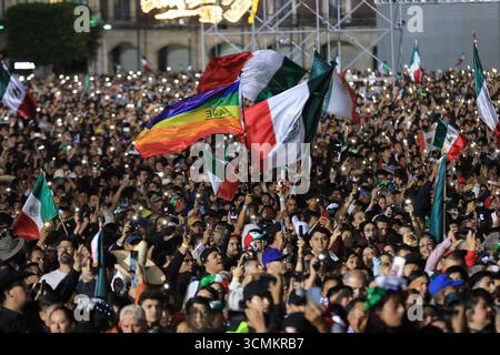 Nicht exklusiv: Die Menschen nehmen am Grito de Independencia zum 215. Jahrestag des Beginns des Kampfes für die Unabhängigkeitserklärung bei Teil Stockfoto