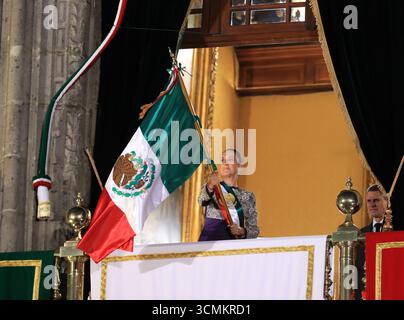 Nicht exklusiv: Die mexikanische Präsidentin Claudia Sheinbaum Pardo übergibt den Grito de Independencia im Nationalpalast zum 215. Jahrestag der Be Stockfoto