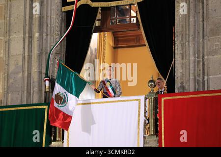 Nicht exklusiv: Die mexikanische Präsidentin Claudia Sheinbaum Pardo übergibt den Grito de Independencia im Nationalpalast zum 215. Jahrestag der Be Stockfoto