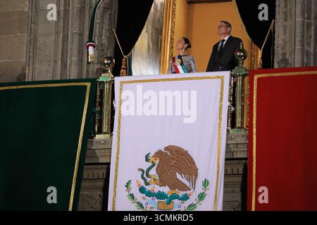 Nicht exklusiv: Die mexikanische Präsidentin Claudia Sheinbaum Pardo übergibt den Grito de Independencia im Nationalpalast zum 215. Jahrestag der Be Stockfoto