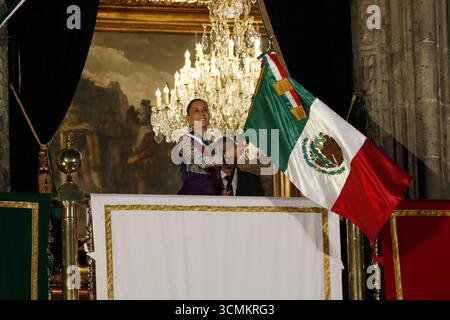Nicht exklusiv: Die mexikanische Präsidentin Claudia Sheinbaum Pardo übergibt den Grito de Independencia im Nationalpalast zum 215. Jahrestag der Be Stockfoto