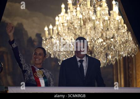 Nicht exklusiv: Die mexikanische Präsidentin Claudia Sheinbaum Pardo übergibt den Grito de Independencia im Nationalpalast zum 215. Jahrestag der Be Stockfoto