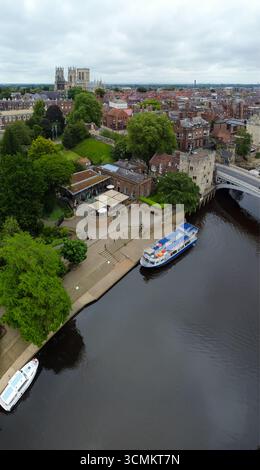 Blick aus der Vogelperspektive auf den Fluss Ouse mit Sightseeing-Boot und York City Stockfoto