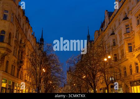 Festliche Weihnachtslichter schmücken Bäume, die in der Dämmerung in Prag, Tschechien, eine magische Atmosphäre schaffen Stockfoto
