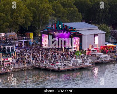 Siofok Plazs Beach – beliebter Strand am Balaton, Ungarn, bekannt für Sommerpartys, Musik, Festivals und pulsierendes Nachtleben. Stockfoto