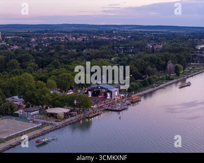 Siofok Plazs Beach – beliebter Strand am Balaton, Ungarn, bekannt für Sommerpartys, Musik, Festivals und pulsierendes Nachtleben. Stockfoto