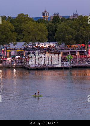 Siofok Plazs Beach – beliebter Strand am Balaton, Ungarn, bekannt für Sommerpartys, Musik, Festivals und pulsierendes Nachtleben. Stockfoto