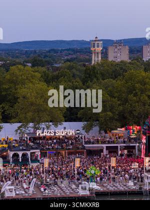 Siofok Plazs Beach – beliebter Strand am Balaton, Ungarn, bekannt für Sommerpartys, Musik, Festivals und pulsierendes Nachtleben. Stockfoto