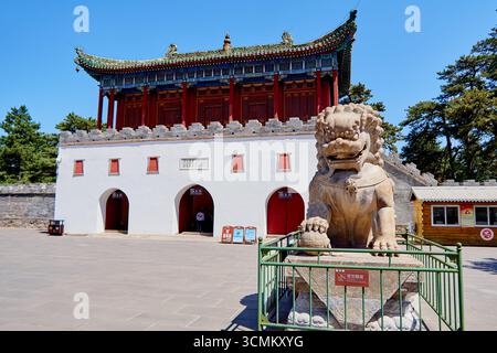 Eingangstor zum Kleinen Potala Palast in Chengde - Putuo Zongcheng Tempel Stockfoto
