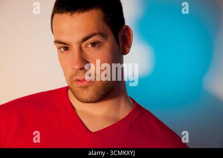 Junger Mann in die Kamera schaut. Stockfoto