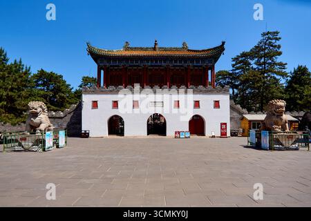 Eingangstor zum Kleinen Potala Palast in Chengde - Putuo Zongcheng Tempel Stockfoto