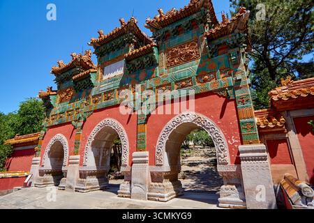 Tor im Inneren des Little Potala Palace in Chengde - Putuo Zongcheng Tempel Stockfoto