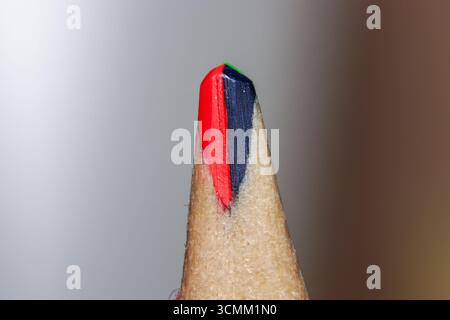 Extreme Nahaufnahme einer Doppelspitze des roten und blauen Farbstifts Stockfoto