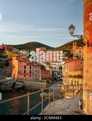 Malerischer Blick auf das farbenfrohe Fischerdorf Tellaro bei Sonnenuntergang der goldenen Stunde im Golf der Poets, La Spezia, Ligurien, Italien. Traditionelle Häuser und Kirche bei Th Stockfoto