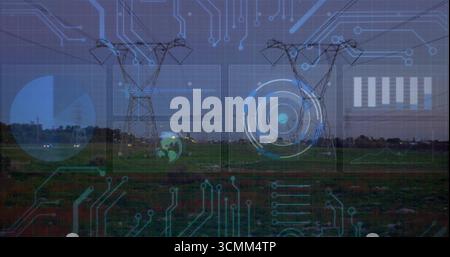 Dominierende Stahlgittertürme, die in der Abenddämmerung Stromleitungen über das Grasfeld mit HUD-Überzügen führen Stockfoto
