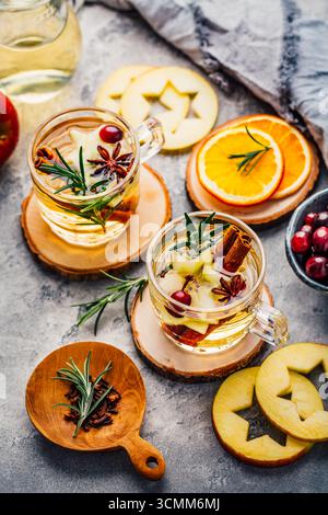 Apfelwein mit Preiselbeeren und Rosmarin Stockfoto