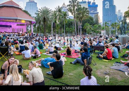 Publikum besucht Open-Air-Symphoniekonzert, Lumphini Park, Bangkok, Thailand Stockfoto