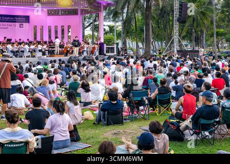 Publikum besucht Open-Air-Symphoniekonzert, Lumphini Park, Bangkok, Thailand Stockfoto