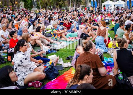 Publikum besucht Open-Air-Symphoniekonzert, Lumphini Park, Bangkok, Thailand Stockfoto