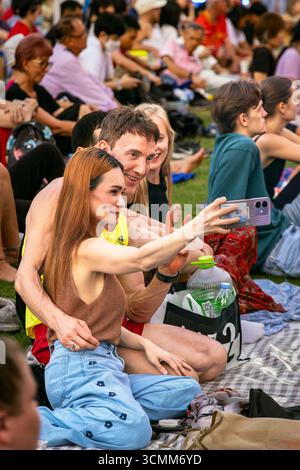 Publikum besucht Open-Air-Symphoniekonzert, Lumphini Park, Bangkok, Thailand Stockfoto