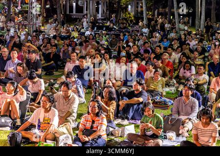 Publikum besucht Open-Air-Symphoniekonzert, Lumphini Park, Bangkok, Thailand Stockfoto