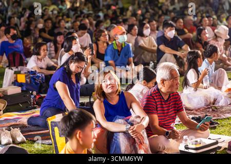 Publikum besucht Open-Air-Symphoniekonzert, Lumphini Park, Bangkok, Thailand Stockfoto