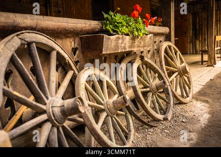 Alte Wagenräder vor dem Holzhaus, das Leben auf der Ranch Stockfoto