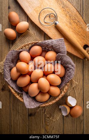 Braune Bio-Eier in einem Korb auf dem Küchentisch Stockfoto