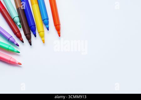Bunte Markierungen, die in einem Halbkreis auf weißem Hintergrund angeordnet sind Stockfoto
