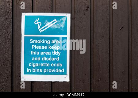 Schild für den Raucherbereich an einer Holzwand angebracht Stockfoto